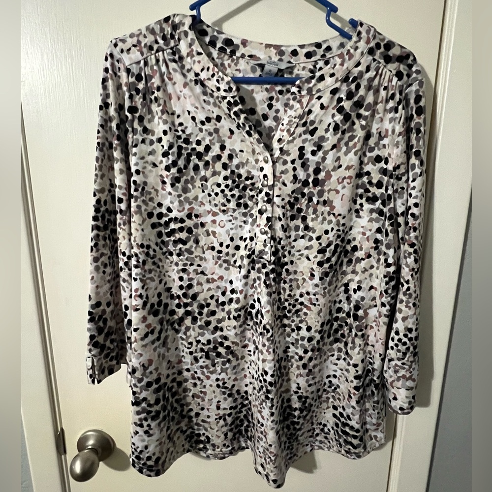 Women’s Croft & Barrow shirt
Size XL